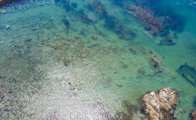 투명 카누를 타는 관광객들 [사진/성연재 기자]