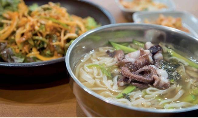 나릿골 '할머니의 부엌' 대표 메뉴인 문어 칼국수와 가자미 무침 [사진/성연재 기자]