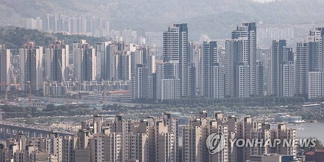 서울 남산에서 바라본 서초구 반포 일대 아파트 단지 모습 [연합뉴스 자료사진]