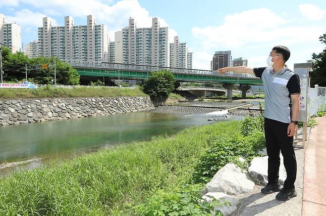 사고 지역 찾은 이동근씨 [함안군 제공. 재판매 및 DB 금지]