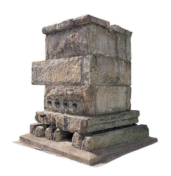 '미원' 생산에 성공한 임대홍 회장은 생산과정에서 용기가 자주 부식되는 현상을 방지하고 대량 생산을 위해 돌솥인 '석부'를 제조, 대량 생산에 성공한다. 사진은 대상 군산공장에 전시돼있는 석부의 모습. / 사진출처=대상 홈페이지 캡처