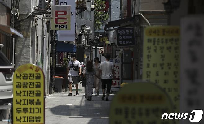 강회된 사회적 거리두기 2단계가 적용된 15일 울산 중구 성남동 식당가 일대가 한산한 모습을 보이고 있다. 2021.7.15 /뉴스1 © News1 윤일지 기자