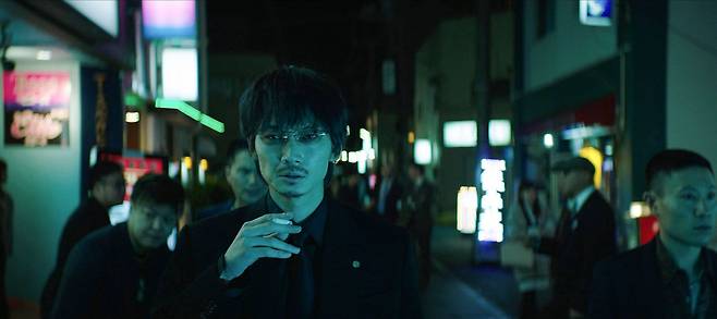 영화 '야쿠자와 가족'. 2005년의 야쿠자 중간 보스가 된 야마모토 겐지./넷플릭스