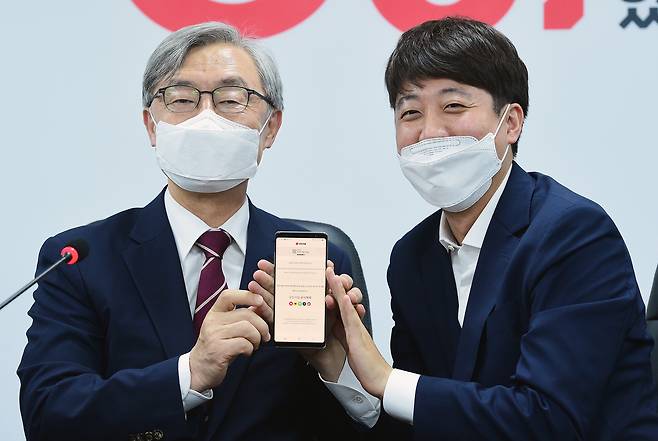 최재형 전 감사원장이 15일 서울 여의도 국민의힘 당사에서 모바일 입당원서를 작성한 뒤 이준석 대표와 핸드폰을 들어보이고 있다. /이덕훈 기자