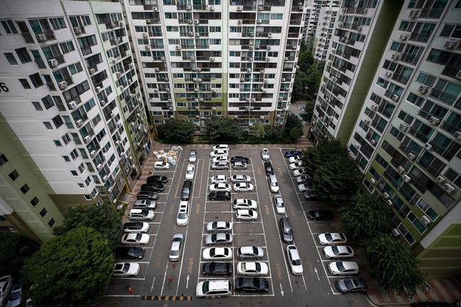 수도권 사회적 거리두기 4단계 시행으로 재택근무가 늘어나고 있는 가운데 13일 오후 서울시내 한 아파트 주차장에 차량들이 주차되어 있다.ⓒ뉴시스