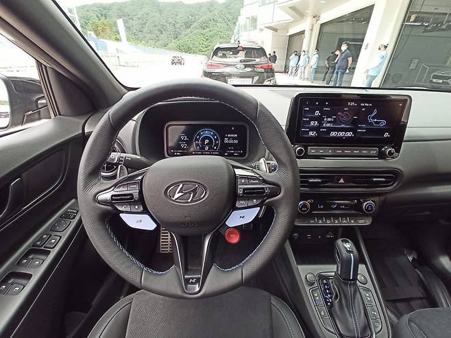 코나N 운전대, 계기판. N 모드를 활성화한 상태.