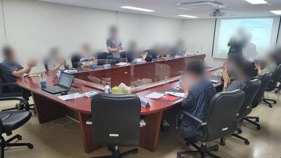 지난달 16일 열린 청소 미화원 회의. 미화원들 앞에는 배씨가 준비한 개인 명패가 놓여져있다. 미화원들은 등산복이나 바람막이 조끼 등 퇴근 복장을 입고 참석했다고 한다. 서울대