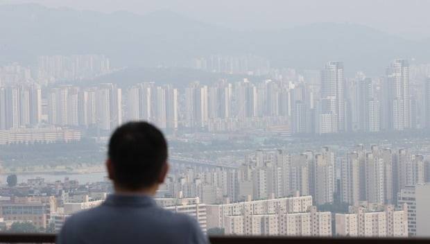 서울 남산에서 바라본 서울 용산구, 서초구 일대 아파트 모습. /연합뉴스