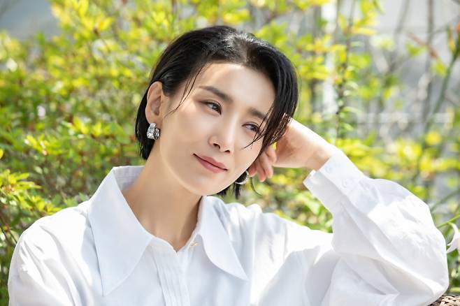 ‘마인’ 연출자 이나정 PD는 배우 김서형을 가리켜 “짧은 장면에 캐릭터가 살아온 인생 전체를 표현하는 연기력이 놀랍다”고 표현했다. 김서형은 극중에서 효원그룹 첫째 며느리로 뼛속까지 성골 귀족인 정서현 역을 맡았다.