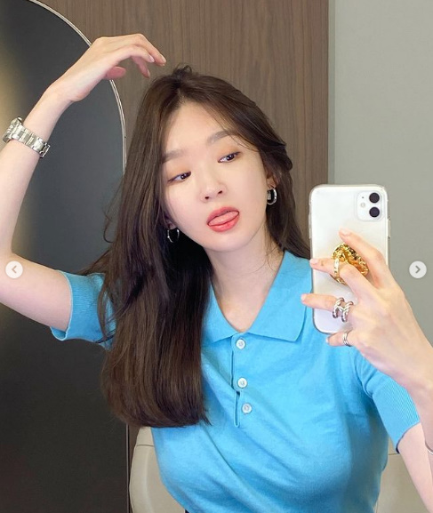 Group Davichi Kang Min-kyung showed off her cute look.Kang Min-kyung left a picture on his SNS on the 15th with an article entitled The news that he had a hair coloring.Kang Min-kyungs cute look, wearing a sky blue top and taking a mirror selfie, takes her gaze away. Kang Min-kyungs dazzling skin and beauty are unique.Davisi, who Kang Min-kyung belongs to, performed the fifth OST All of My Love on the TVN Monday drama One Day, The Fall of My Houses Front porch (playplayplay Im Echori, directed by Kwon Young-il) on the 14th.