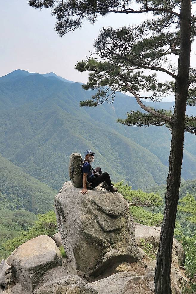730m봉 남동쪽 바위 횡단지대를 오르면 나오는 전망바위. 남쪽 도마치계곡 건너로 한북정맥 국망봉이 보인다.