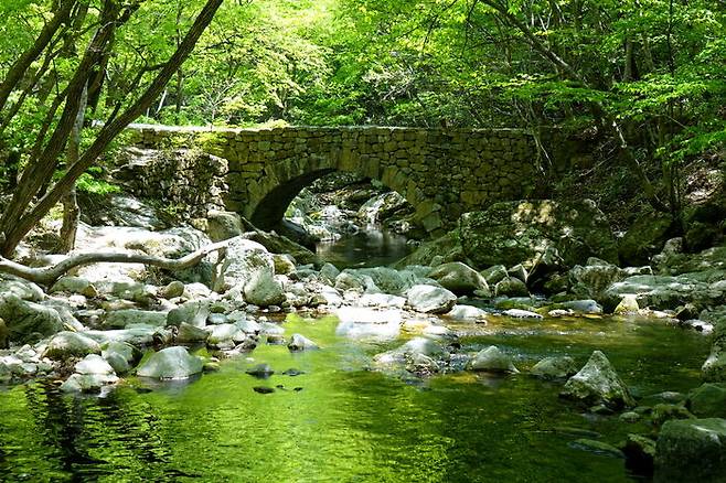 두 개의 돌다리는 서로를 마주보고 있다.