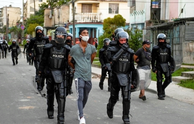 12일 체포되는 쿠바 시위자./AFP연합뉴스