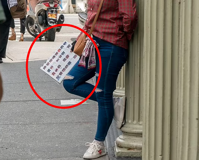 미국 맨해튼 차이나타운 거리에서 짝퉁 명품 카달로그를 들고 손님을 기다리는 불법 판매업자