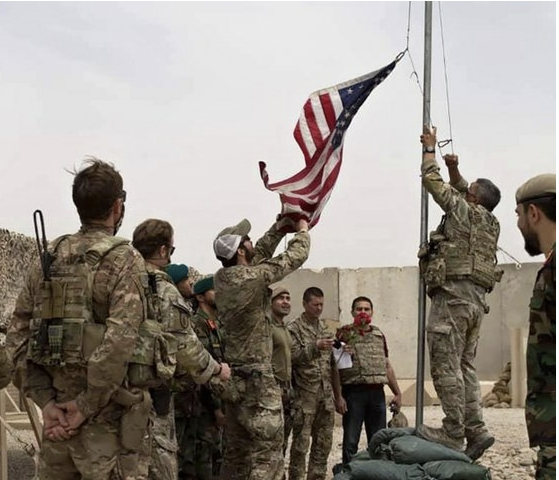 아프간서 내려지는 성조기 - 지난달 아프가니스탄 헬만드주 미군기지에서 성조기가 내려지고 있다. AP 연합뉴스