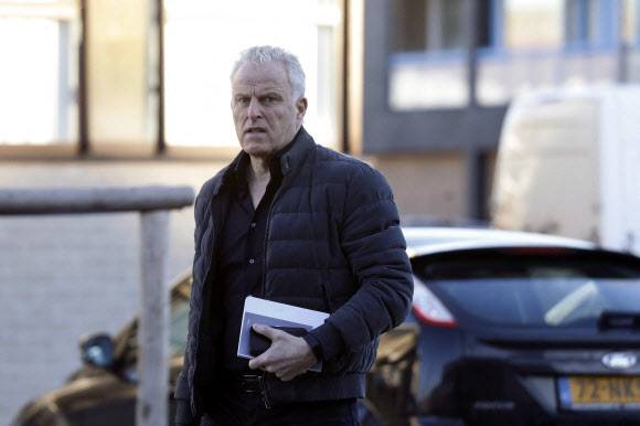 네덜란드 범죄 전문기자 페터르 R 드 프리어스 총격 사망 - 네덜란드에서 암스테르담 도심에서 총에 맞아 중상을 입은 범죄 전문 기자 페터르 R. 드 프리어스가 지난 주 병원에서 숨졌다고 네덜란드 언론이 15일(현지시간) 보도했다. 사진은 2019년 2월 15일 네덜란드 범죄인 빌럼 홀리더의 복수 청산 사건으로 원고들이 기소장을 보관하고 있는 암스테르담 오스도르프의 보안이 삼엄한 법원에 도착하고 있는 프리어스 모습. AFP 연합뉴스 2021-07-15