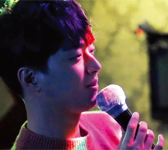 지난해 3월 특집 프로그램 ‘미스터트롯의 맛’에 출연한 이찬원. 친구들과 찾은 노래방에서 발라드곡을 부르고 있다. [TV조선 ‘미스터트롯의 맛’ 방송 화면 캡처, 찬스 ‘라울’ 제공]