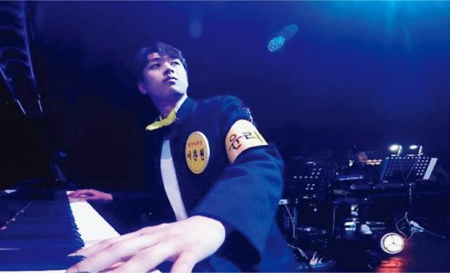 5월 20일 예능 프로그램 ‘뽕숭아학당’에 출연한 이찬원. 멋진 피아노 연주 솜씨와 백지영과의 컬래버 무대를 선보였다. [이찬원 인스타그램]