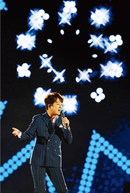 지난해 8월 ‘미스터트롯’ 콘서트에서 스포트라이트를 받으며 열창하는 이찬원. [쇼플레이 제공]