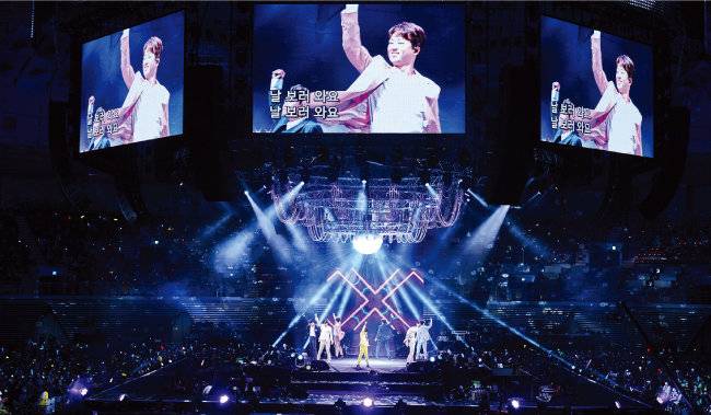 지난해 8월 ‘미스터트롯’ 콘서트에서 팬들의 환호에 손을 들어 화답하는 이찬원. [쇼플레이 제공]