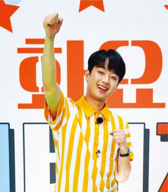 지난 4월 27일 TV조선 예능 프로그램 ‘화요청백전’에서 MC 데뷔 신고식을 치른 이찬원. [TV조선 제공]