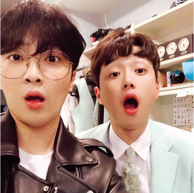 지난해 4월 14일. 이찬원이 정관장 광고를 찍은 날. 1996년생 쥐띠 동갑내기 친구인 가수 황윤성이 축하하러 촬영장을 방문했다. 두 사람은 ‘쥐띠즈’라는 소모임을 함께 하고 있다. [이찬원 인스타그램]