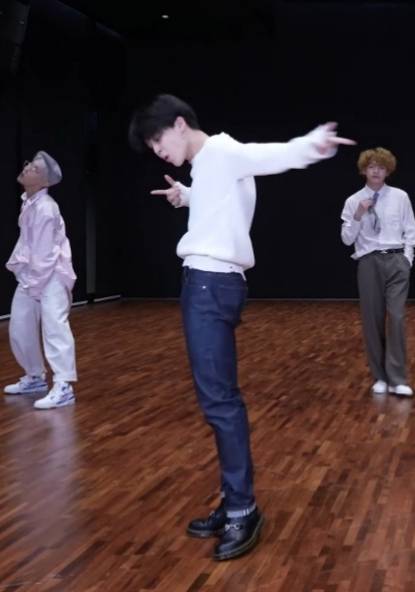 '품절의 神' 방탄소년단 지민, 안무 연습 영상 신발 全사이즈 품절..'30개월 연속 브랜드평판 1위' 브랜드킹 파워