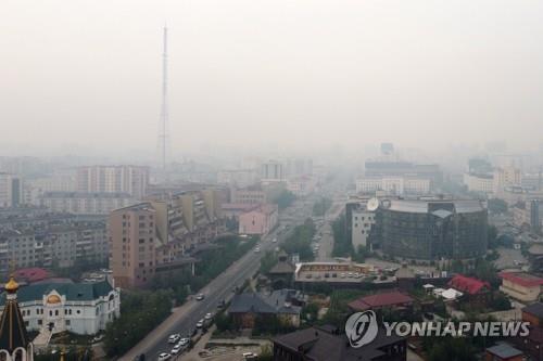 지난 9일 사하공화국 주도인 야쿠츠크시 도심을 뒤덮은 산불 연기의 모습. [타스=연합뉴스]