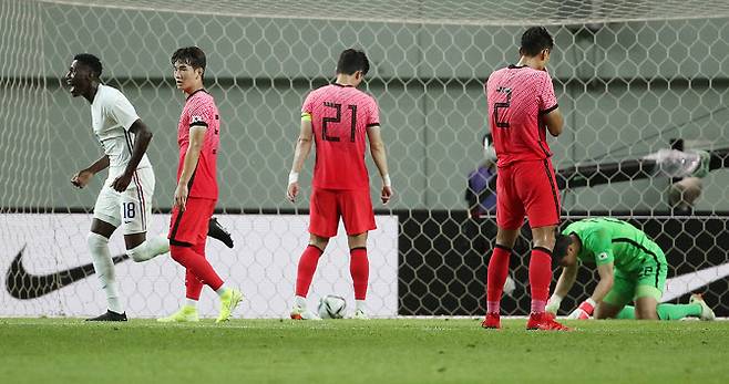 16일 서울월드컵경기장에서 열린 2020 도쿄올림픽 한국 축구 국가대표팀과 프랑스의 평가전에서 우리 올림픽 대표팀 선수들이 프랑스 나다니엘 음부쿠에게 역전골을 허용한 뒤 아쉬워하고 있다. 사진=연합뉴스