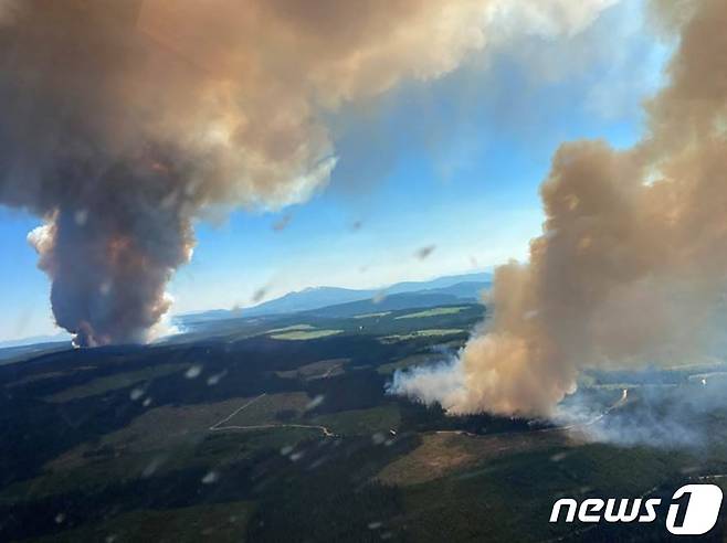 지난달 30일 브리티시컬럼비아주에서 발생한 롱 로크 산불과 데릭슨 레이크 산불. © AFP=뉴스1