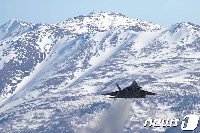 미 공군의 F-22 랩터 전투기 .