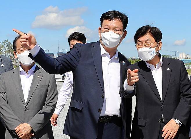 세종시 찾은 宋대표 - 더불어민주당 송영길(오른쪽에서 둘째) 대표가 15일 세종시 국회 세종의사당 예정 부지를 둘러보고 있다. 송 대표 오른쪽은 이춘희 세종시장. /뉴시스