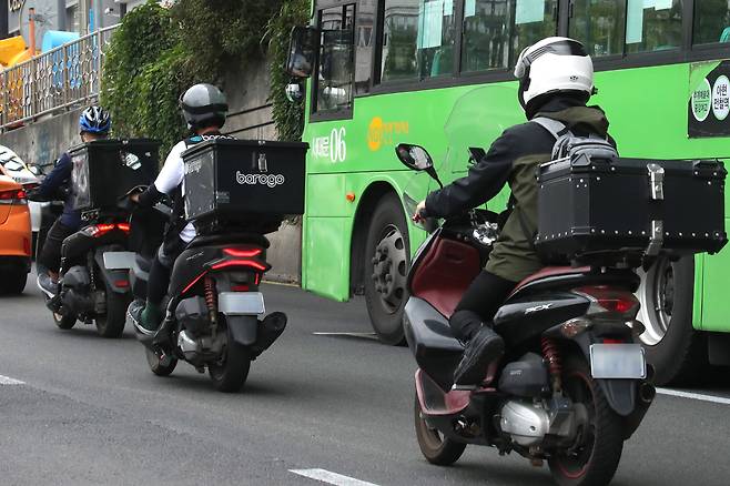 수도권 사회적 거리두기 4단계가 시행된 12일 오후 배달 오토바이 기사들이 분주히 도심을 누비고 있다. 배달용 등 국내 상업용 오토바이의 80%는 일제다. /연합뉴스