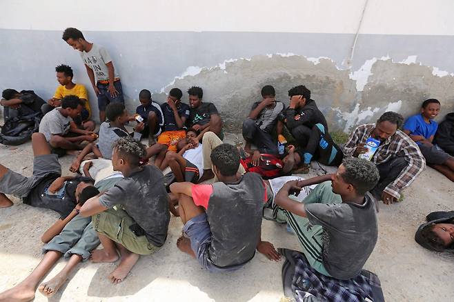 2021년 6월 27일 리비아 국경 인근 튀니지 남부의 한  항구에  있는 보트로 지중해 횡단 시도 중 튀니지 방위군에 의해 구조된 리비아난민들.튀니지 당국은 리비아에서 지중해를 건너 유럽으로 건너가려던 난민 178명을 해군이 구조했다고 밝혔다./AFP 연합뉴스