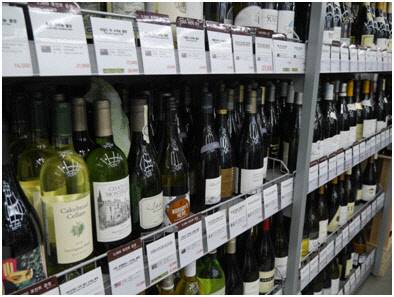 자양전통시장에서 대형마트보다 저렴하게 판매하는 와인을 만날 수 있다. 한국간편결제진흥원 제공