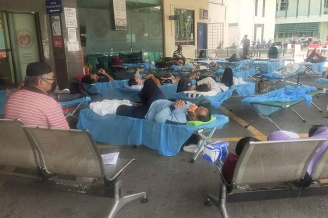 일일 확진자 수가 1만 명을 넘어가면서 병상이 부족해 병원 밖에 누워 있는 말레이시아 환자들. 스트레이츠타임스 캡처