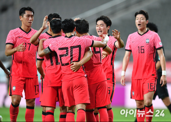 대한민국 권창훈이 16일 오후 서울월드컵경기장에서 진행된 하나은행 초청 올림픽 축구대표팀 평가전 대한민국과 프랑스의 경기에서 페널티킥으로 선제골을 넣은 후 선수들과 하이파이브를 하고 있다. [사진=김성진 기자]