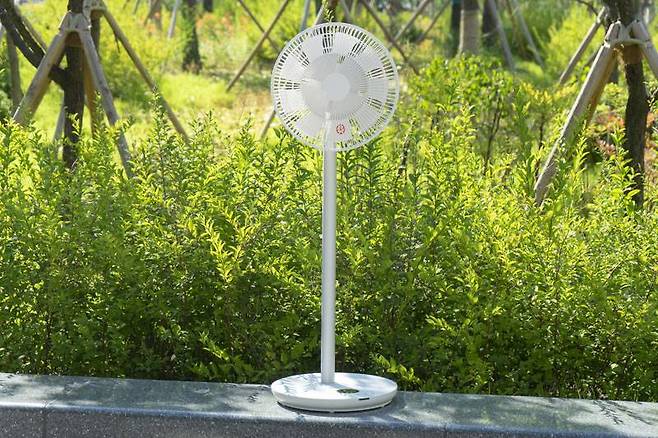 벨레 W-DC880은 높이 990mm의 스탠드형 선풍기다. 휴대용이지만 작지 않다.