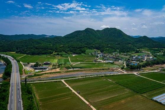 헬기에서 내려다본 경북 영덕 고래산마을. 평범한 시골 같지만, 국내 유일의 헬기 투어 상품을 운영하는 별난 농촌이다. 들녘 한복판에 캠핑장, 키즈카페, 범퍼카 따위를 두고 손님을 맞는다. [사진 고래산 마을]