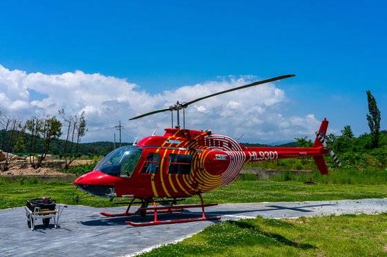 영덕과 동해안 일대를 누빌 수 있는 관광 헬기 10대(5~14인승)가 고래산마을 안에 있다. [사진 고래산 마을]