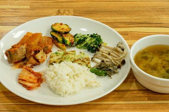 마을엔 식당이 없다. 대신 주민들이 다목적회관 1층에서 날마다 농민과 관광객을 위해 점심상을 차린다. [사진 고래산 마을]