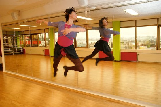 댄스 학원은 바닥이 마루, 벽면은 거울, 그리고 음악을 틀 수 있는 장치가 설치돼 있다. [사진 pxfuel]