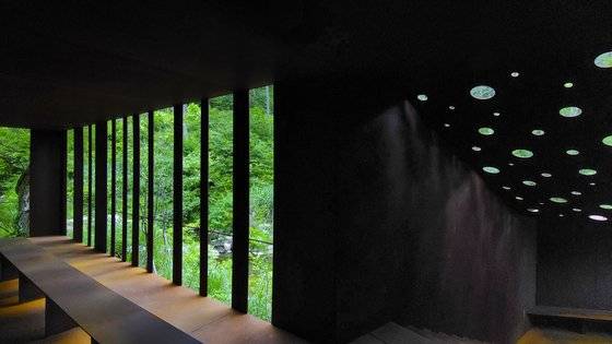 3개의 연못 옆의 쉼터. 누워있는 수도원에 착안해 만든 공간 '와사'.  권혁재 사진전문기자