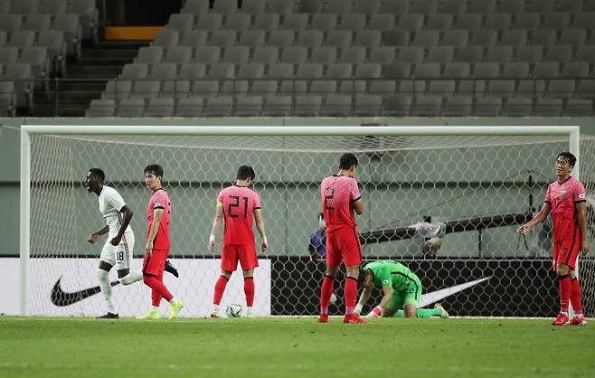 한국 올림픽축구대표팀 선수들이 16일 서울월드컵경기장에서 열린 프랑스와의 마지막 평가전에서 후반 44분 나타나엘 음부쿠에게 역전골을 허용한 후 아쉬워하고 있다. 연합뉴스