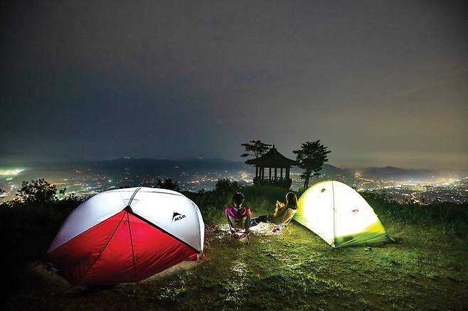 퇴근 후 산으로 갔더니 평범한 일상이 특별한 밤으로 바뀌었다. 왕방산 정상 부근 팔각정에서 백패킹을 즐기는 한민혜·최별님씨.