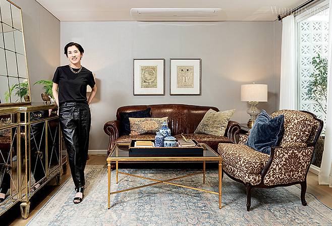 빈티지하면서도 글래머러스한 가구들이 놓인 2층 거실.