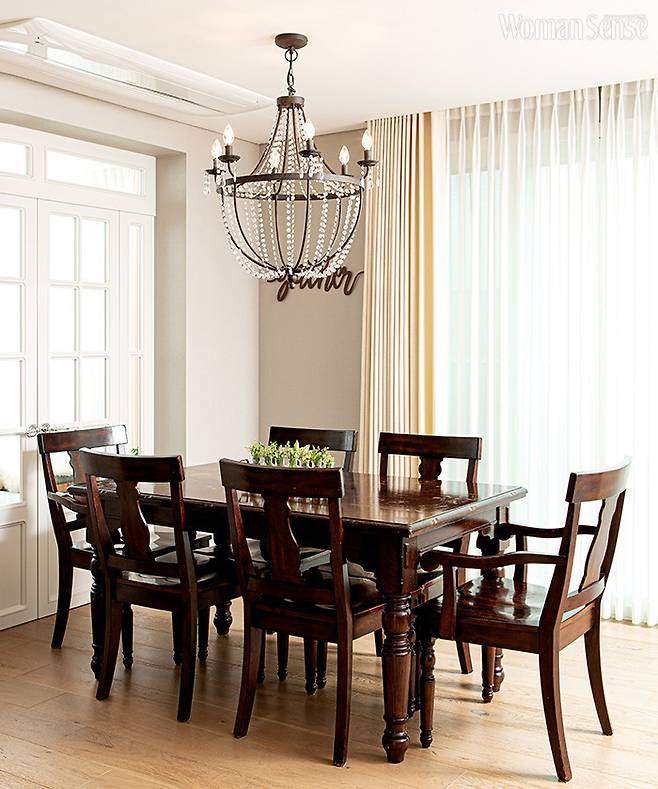 볼드한 조명과 빈티지한 다이닝 테이블이 멋스러운 공간.