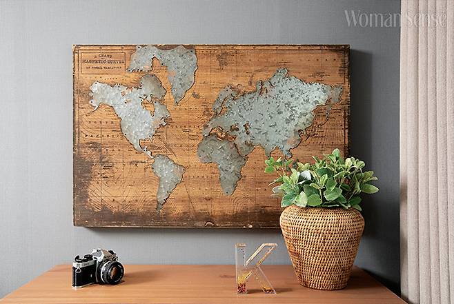 레터링과 라탄으로 포인트를 준 아이 방 데커레이션.