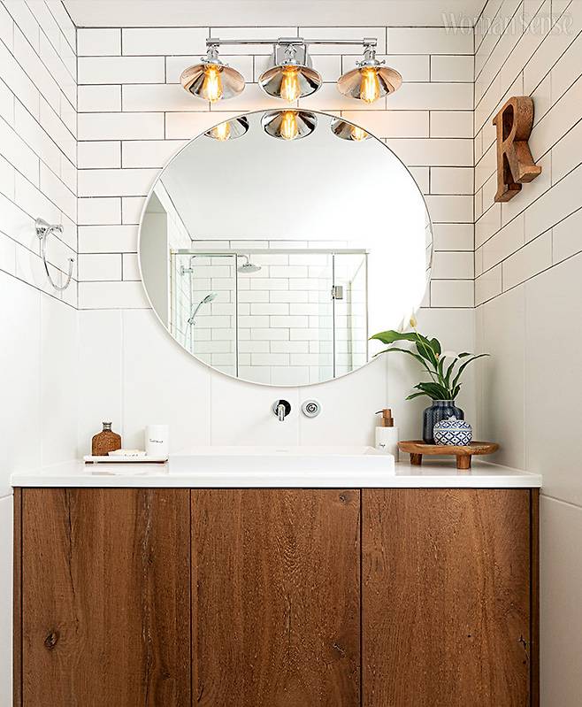 스틸 소재의 펜던트 조명으로 포인트를 준 가족 욕실.