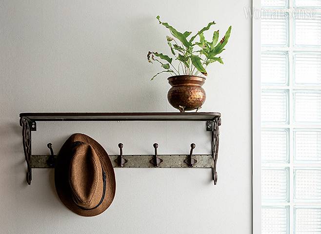 빈티지한 행어로 장식한 벽.